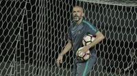Pelatih kiper timnas Indonesia U-22, Eduardo Perez, saat sesi latihan jelang laga melawan Fiji di Stadion Patriot, Bekasi, Jumat, (1/9/2017). Indonesia akan menjalani laga Persahabatan melawan Fiji. (Bola.com/M Iqbal Ichsan)