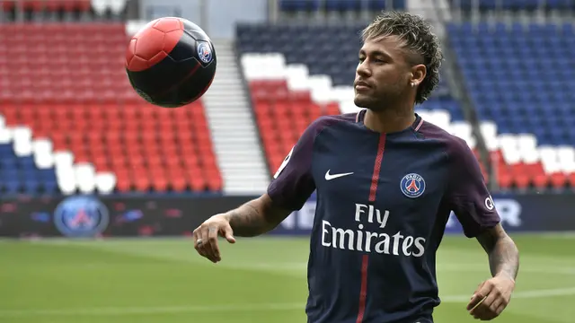 FOTO: Tiba di Markas PSG, Neymar Tampak Gembira