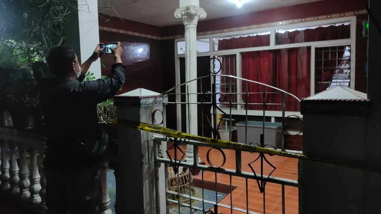 Rumah lokasi penemuan jasad bayi di Surabaya. (Dian Kurniawan/Liputan6.com).