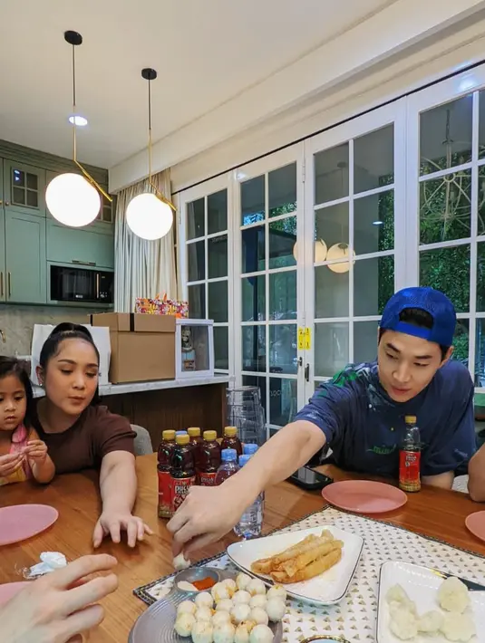 Henry Lau mencicipi berbagai camilan khas Indonesia seperti cimol dan cireng. Mantan anggota Super Junior M ini sangat menyukainya. (Foto: Instagram/ henryl89)