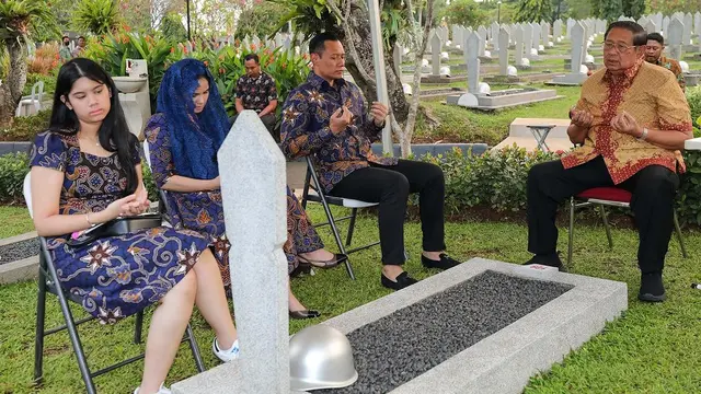 7 Momen Annisa Pohan dan Keluarga Ziarah ke Makam Ani Yudhoyono, Ungkap Kerinduan