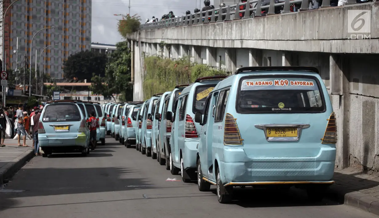 Para sopir angkot memarkirkan kendaraannya di tengah jalan saat unjuk rasa di Jalan Jatibaru, Tanah Abang, Jakarta, Senin (29/1). Para pengunjuk rasa adalah para sopir angkot trayek M08, M10, YP03, M09, M11, dan M9A. (Liputan6.com/Arya Manggala)