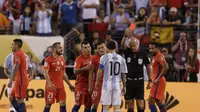 Wasit Heber Lopes memberikan kartu merah untuk gelandang Cile, Marcelo Diaz (2 dari kiri), usai melanggar Lionel Messi. Laga final Copa Amerika Centenario antara Argentina kontra Cile, di MetLife Stadium, New Jersey, Senin (27/6/2016) pagi WIB, berakhir i