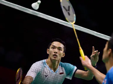 Pebulu tangkis Jepang Kenta Nishimoto (kanan) mengembalikan kok kepada Jonatan Christie (Indonesia) dalam pertandingan perempat final tunggal putra di turnamen bulu tangkis Korea Open 2025 di Suwon, Korea Selatan pada 26 September 2025. (ANTHONY WALLACE/AFP)