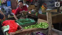 Pedagang beraktivitas di salah satu pasar tradisional di Jakarta, Rabu (26/10/2022). Realisasi inflasi tersebut lebih rendah dari perkiraan sebelumnya sejalan dengan dampak penyesuaian harga BBM terhadap kenaikan inflasi kelompok pangan bergejolak dan inflasi kelompok harga diatur Pemerintah yang tidak sebesar prakiraan awal. (Liputan6.com/Angga Yuniar)