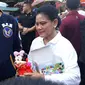 Presiden Jokowi bersama Ibu Negara Iriana membeli mainan untuk sang cucu di Pasar Sentral, Kota Kendari, Sulawesi Tenggara, Sabtu (2/3/2019) pagi. (Liputan6.com/Lizsa Egeham)