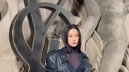 Pose Moon Ga Young saat hadir di acara Paris Fashion Week 2023. Ia memadukan busana transparannya dengan jaket kulit hitam dan merias simpel wajahnya dengan rambutnya terurai. (Instagram/m_kayoung)