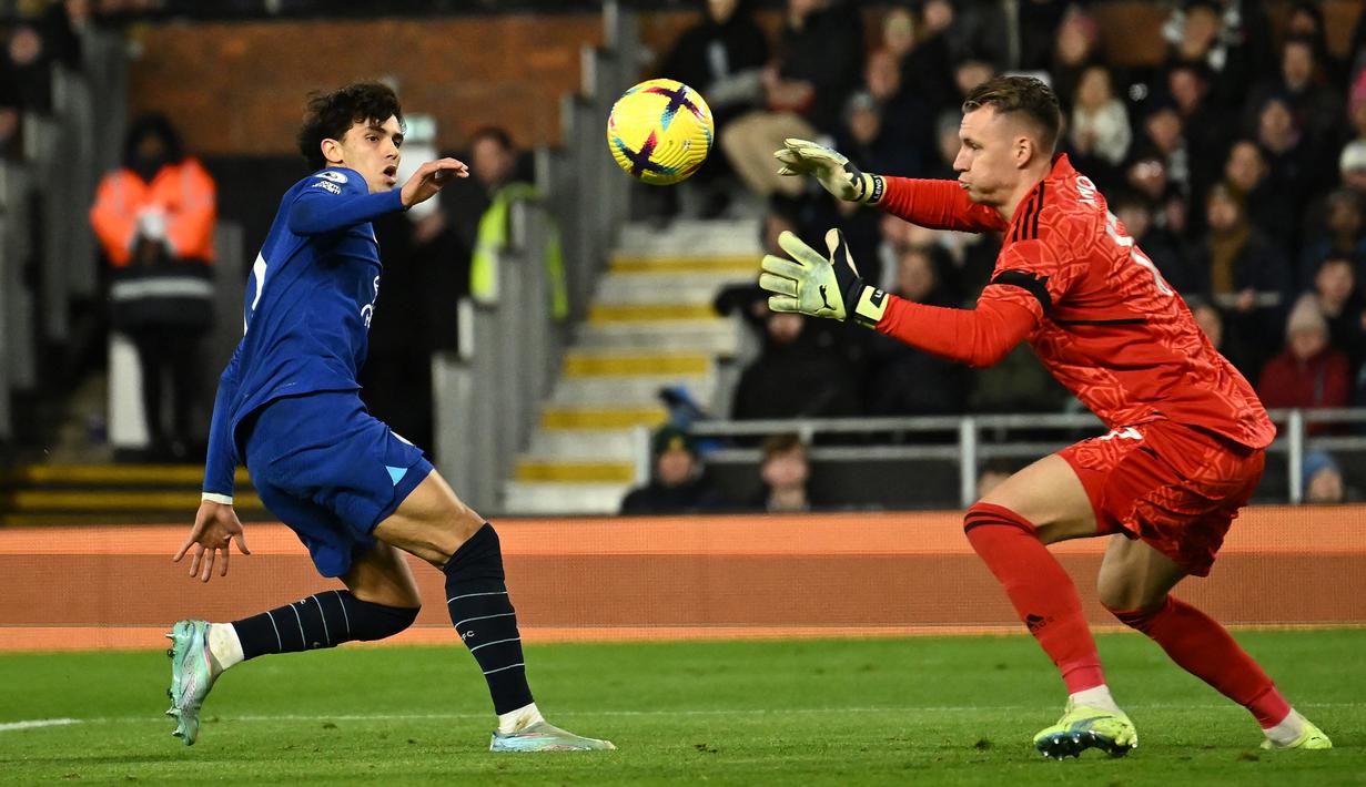 Lima menit menjelang turun minum, Joao Felix hampir memncetak gol untuk menyamakan kedudukan. Bola sepakannya masih mampu dimentahkan Bernd Leno. Skor 1-0 bertahan hingga babak pertama usai. (AFP/Ben Stansall)