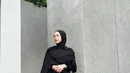 Melalui akun Instagram, ia pun turut mengunggah gaya OOTD-nya ini. Meski tampil menggunakan hijab, namun Aura Kasih juga berujar jika dirinya hingga saat ini masih belum memutuskan untuk berhijab. (Liputan6.com/IG/@aurakasih)