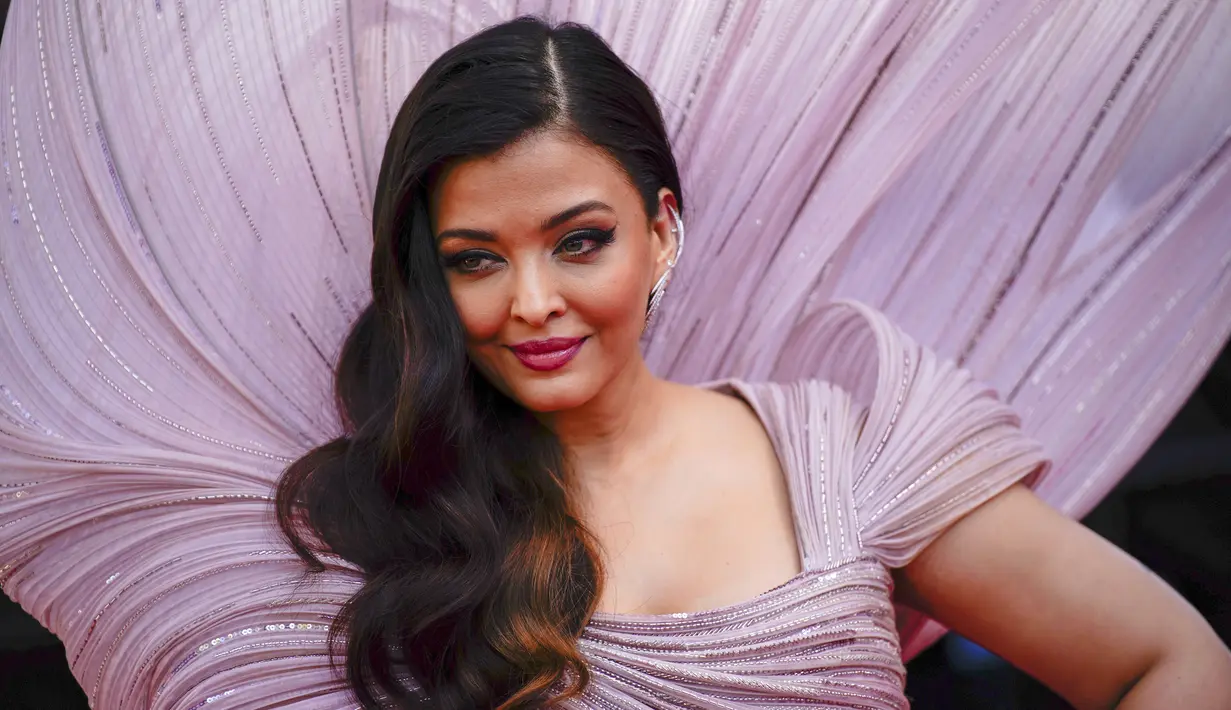 Aishwarya Rai berpose untuk fotografer setibanya pada pemutaran perdana film Armageddon Time di Festival Film Cannes, Prancis, 19 Mei 2022. (AP Photo/Daniel Cole)