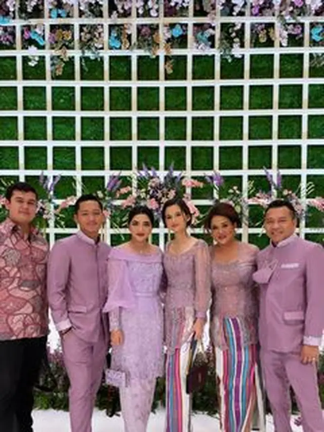 7 Potret Kebersamaan Azriel Hermansyah dengan Sarah Menzel dalam Lamaran Aurel