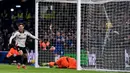 Pemain Fulham, Harry Wilson mencetak gol penyeimbang 1-1 ke gawang Chelsea pada laga lanjutan Liga Inggris 2024/2025 di Stamford Bridge, London, Inggris, Jumat (27/12/2024) WIB. (AFP/Glyn Kirk)