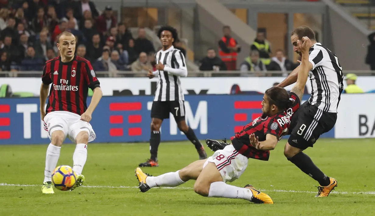 Proses terjadinya gol oleh striker Juventus, Gonzalo Higuain, ke gawang AC Milan, pada laga Serie A di Stadion San Siro, Sabtu (28/10/2017). AC Milan Takluk 0-2 dari Juventus. (AP/Antonio Calanni)