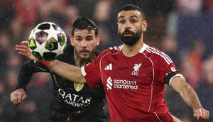 Mohamed Salah fokus menatap bola dalam laga panas di Anfield saat Liverpool menghadapi Paris Saint-Germain pada leg kedua perempat final Liga Champions 2025/2026, 14 April 2026. (AFP/FRANK FIFE)