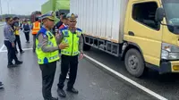 Direktur Lalu Lintas Polda Riau memantau pemberlakuan alat pendeteksi truk ODOL di Tol Pekanbaru-Dumai. (Liputan6.com/M Syukur)