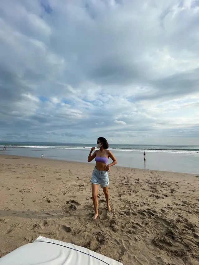 Momen Eva Celia Liburan di Bali, Tampil Menawan Pakai Kebaya. (Sumber: Instagram/evacelia)