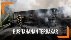 Dua buah truk menabrak bus tahanan di jalan tol Praha. Akibatnya satu orang tewas karena terbakar.