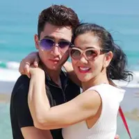 Verrell Bramasta selalu kompak dengan sang ibu, Venna Melinda. Momen liburan bersama Verrell dan sang ibu ini curi perhatian. Verrell terlihat begitu sayang dengan ibunya dengan berikan rangkulan hangat. (Liputan6.com/bramastavrl)