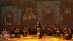 Penari Balet dari "Ballet Sumber Cipta" mementaskan pergelaran tari bertajuk "The Nutcraker in Jazz" di Graha Bakti Budaya, Jakarta, (19/12). Acara ini di pentaskan untuk umum dari tanggal 19 sampai 20 desember 2015.(Liputan6.com/JohanTallo)