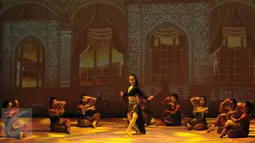 Penari Balet dari "Ballet Sumber Cipta" mementaskan pergelaran tari bertajuk "The Nutcraker in Jazz" di Graha Bakti Budaya, Jakarta, (19/12). Acara ini di pentaskan untuk umum dari tanggal 19 sampai 20 desember 2015.(Liputan6.com/JohanTallo)