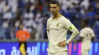 Pemain Al-Nassr, Cristiano Ronaldo, tampak kecewa setelah ditaklukkan Al-Hilal pada laga Liga Arab Saudi 2022/2023 di Stadion King Fahd, Rabu (19/4/2023). (AFP/Fayez Nureldine)