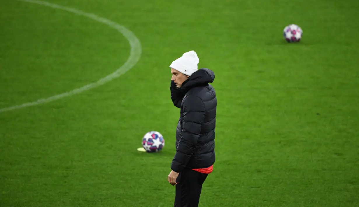 Pelatih PSG Thomas Tuchel melihat para pemainnya berlatih di stadion Signal Iduna Park di Dortmund, Jerman (17/2/2020). PSG akan bertanding melawan Borussia Dortmund pada leg pertama babak 16 Liga Champions. (AFP Photo/Ina Fassbender)