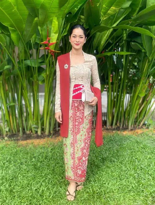 Kebaya kutubaru yang dilengkapi dengan selendang dan angkin, menjadi busana tradisional yang terlihat berkelas untuk kondangan. [@prisia]