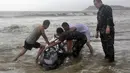 Terjangan topan Rammasun yang melanda Tiongkok, (19/7/2014), membuat seekor ikan paus terdampar di pantai Yangjiang, Provinsi Guangdong. (REUTERS/Stringer)