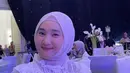 Fatin hadir mengenakan atasan putih memiliki detail bordir, serasi dengan warna kerudungnya. (@fatin30)
