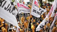 Massa dari kader dan simpatisan Partai Hanura berdemonstrasi di depan kantor KPU RI, Jakarta, Senin (21/1). Mereka menuntut dimasukkannya nama Oesman Sapta Odang (OSO) dalam daftar calon tetap (DCT) anggota DPD RI 2019. (Liputan6.com/Faizal Fanani)