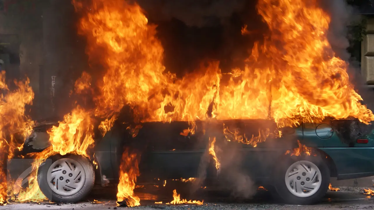 20160224-Ilustrasi Mobil Terbakar-iStockphoto