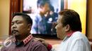 Seorang kerabat keluarga menenangkan suami korban saat rilis pengungkapan kasus pembunuhan di Cakung, Jakarta, Jumat (16/10/2015). Motif Pembunuhan Ibu dan Anak di Cakung Murni Perampokan. (Liputan6.com/Yoppy Renato)