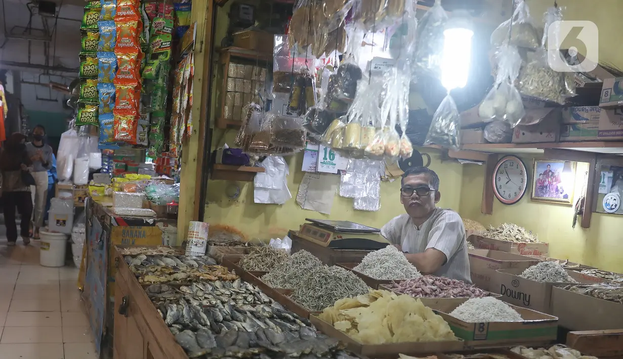Pedagang menunggu pembeli di Pasar Cibubur, Jakarta, Kamis (16/6/2022). Berdasarkan pantauan di Pusat Informasi Harga Pangan Strategis Nasional (PIHPS), terpantau ada beberapa kebutuhan pokok yang harganya naik. (Liputan6.com/Herman Zakharia)
