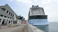 Kapal pesiar Royal Caribbean Quantum of the Seas berlabuh di Marina Bay Cruise Center, Singapura, 9 Desember 2020. Kapal pesiar Royal Caribbean tersebut kembali ke Singapura pada Rabu (9/12) pagi setelah seorang penumpang berusia 83 tahun positif terinfeksi COVID-19. (Xinhua/Then Chih Wey)