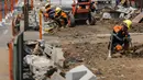 Pekerja menyelesaikan proyek revitaslisasi trotoar di kawasan Cikini, Jakarta, Senin (1/7/2019). Revitalisasi trotoar di kawasan Cikini hingga Kramat ditargetkan rampung pada Desember 2019. (Liputan6.com/Faizal Fanani)