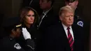 Presiden AS, Donald Trump bersama Melania Trump tiba untuk memberikan penghormatan terakhir kepada George HW Bush di Gedung Capitol, Washington, Senin (3/12). Bush senior meninggal dunia pada Jumat, 30 November 2018, di usia ke-94. (Alex Edelman/AFP)