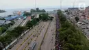 <p>Pantauan udara ribuan pemudik sepeda motor memadati pelabuhan Merak Banten, Sabtu (30/4/2022). H-2 Lebaran atau Puncak Arus Mudik, pelabuhan Merak diserbu ribuan pemudik motor. (Liputan6.com/Angga Yuniar)</p>