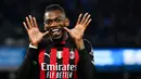 Pemain AC Milan, Rafael Leao merayakan gol ke gawang SSC Napoli pada laga lanjutan Liga Italia 2022/2023 di Stadion Diego-Maradona, Napoli, 2 April 2023. Leao menjadi salah satu pemain paling penting di AC Milan saat ini. Sang penyerang sejauh ini tercatat sudah melesatkan 43 gol dan 36 assist dari 163 pertandingan di semua kompetisi untuk Milan. Ia juga sukses membawa Rossoneri merengkuh gelar Serie A musim 2021/2022. (AFP/Tiziana Fabi)