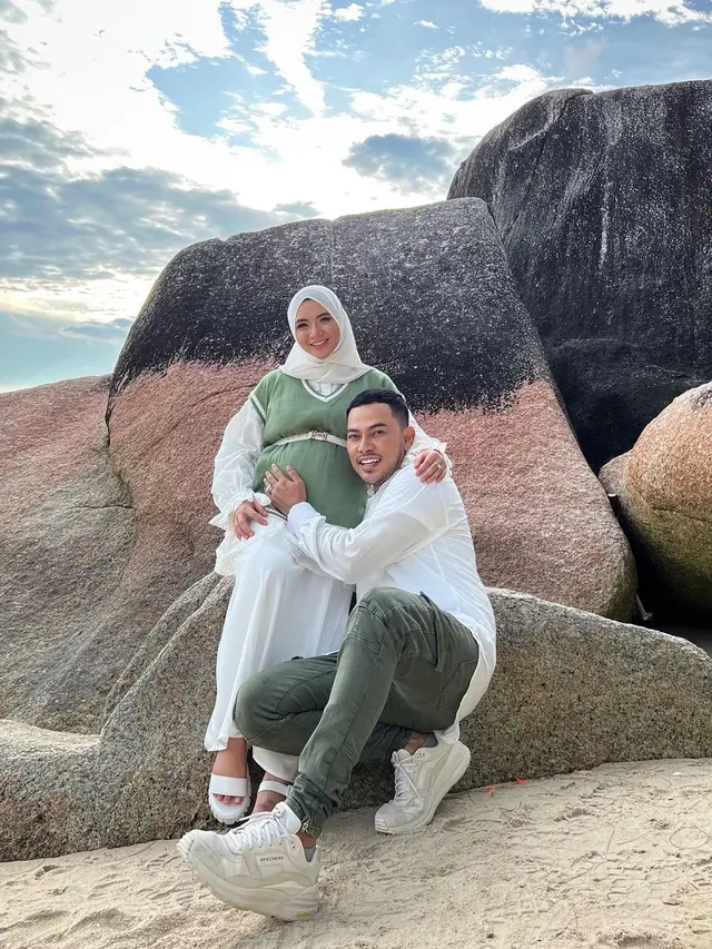 Hamil Anak Pertama, Ini 5 Maternity Shoot Fikoh LIDA dan Fomal