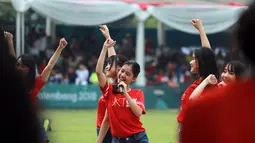 Grup JKT 48 menghibur peserta dan penonton sekaligus menutup sesi pertandingan di cabang olahraga Panahan Asian Games 2018 di Lapangan Panahan Gelora Bung Karno, Jakarta (28/08). (ANTARA FOTO/INASGOC/Mudak Yasin/bmz/18)