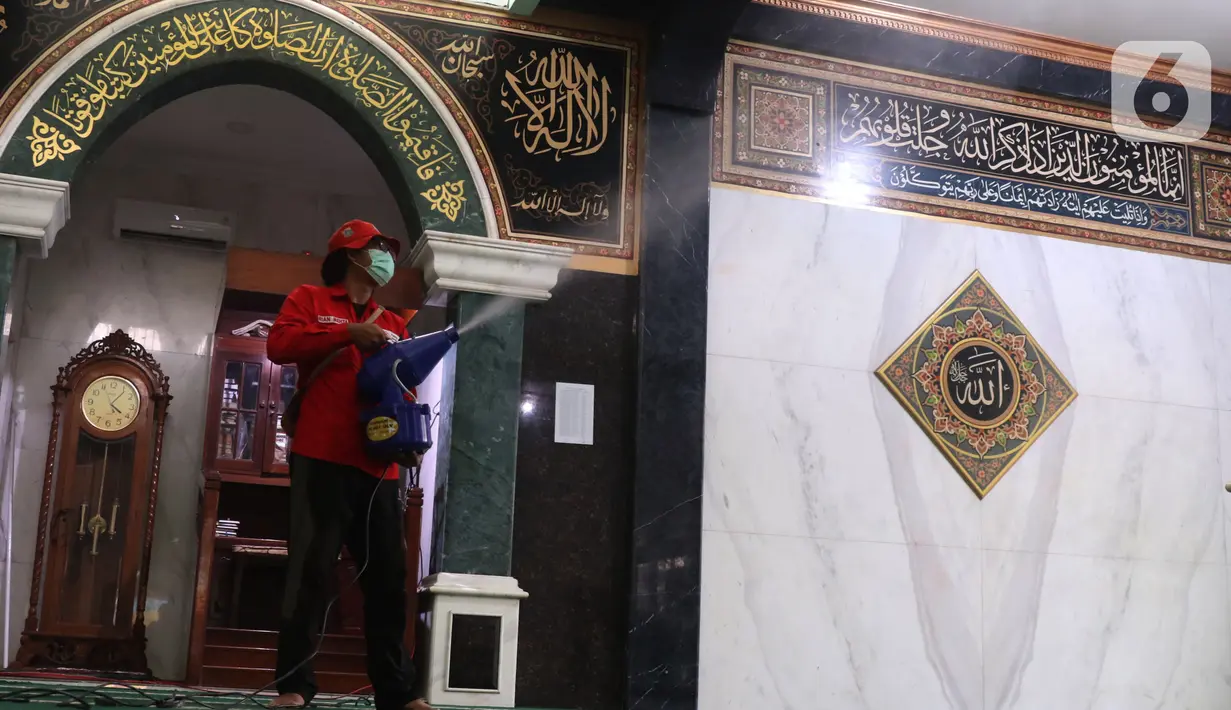 Petugas PMI Kota Tangerang melakukan penyenprotan disinfektan di area masjid Al Hidayah Cipondoh, Tangerang, Banten, Jumat (1/4/2022). Penyemprotan tersebut dilakukan untuk mengantisipasi penyebran covid 19 selama bulan Ramadhan. (Liputan6.com/Angga Yuniar)