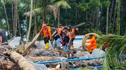 Alut SAR yang dikerahkan meliputi 1 unit truk personel, 1 unit kendaraan D-Max double cabin, 2 unit motor trail, tenda posko lengkap dengan peralatan pendukung, peralatan medis, drone termal, peralatan evakuasi, peralatan ekstrikasi, serta peralatan urban SAR. Tampak dalam foto, personel Badan Nasional Pencarian dan Pertolongan (Basarnas) Manado membawa sejumlah alat yang diperlukan guna membantu operasi pencarian dan pertolongan korban bencana banjir bandang di Kabupaten Kepulauan Siau Tagulandang Biaro, Provinsi Sulawesi Utara, Selasa 6 Januari 2026. (Foto: Basarnas)