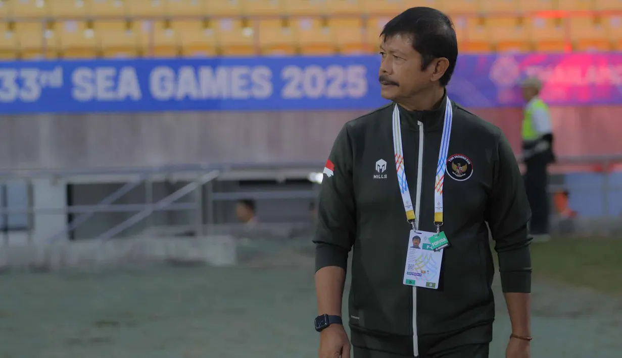 Meski berhasil mengalahkan Myanmar U-22 dengan skor 3-1 pada laga pamungkas Grup C SEA Games 2025, tim asuhan pelatih Indra Sjafri ini kalah produktivitas gol dari Malaysia. Tampak dalam foto, pelatih Timnas Indonesia U-22, Indra Sjafri, sesaat sebelum memimpin laga melawan Myanmar pada pertandingan terakhir Grup C SEA Games 2025 di The 700th Anniversary of Chiang Mai Stadium, Thailand, Jumat (12/12/2025). (Bola.com/Bagaskara Lazuardi)