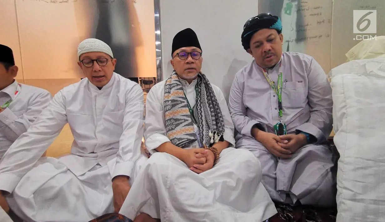 Ketua MPR Zulkifli Hasan bersama Menag Lukman Hakim dan Wakil Ketua DPR Fahri Hamzah berdoa saat menghadiri persemayaman almarhum KH Maimun Zubair atau Mbah Moen di Daker Mekkah, Aziziah (6/8/2019). Mbah Moen telah berada di Tanah Suci sejak Senin, 29 Juli 2019 lalu. (Liputan6.com/HO/Andri)