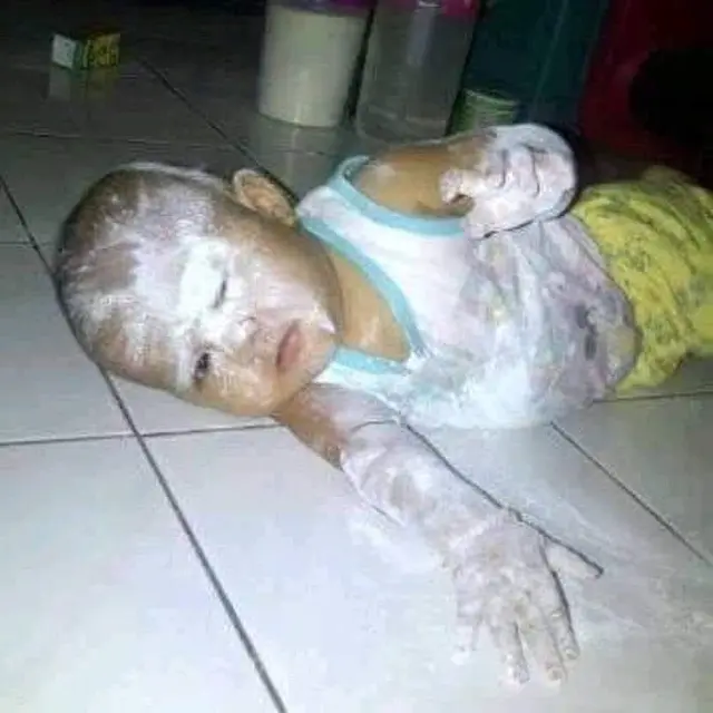 6 Potret Bocah Mainan Bedak Ini Bikin Orang Tua Senyum Tipis, Kocak