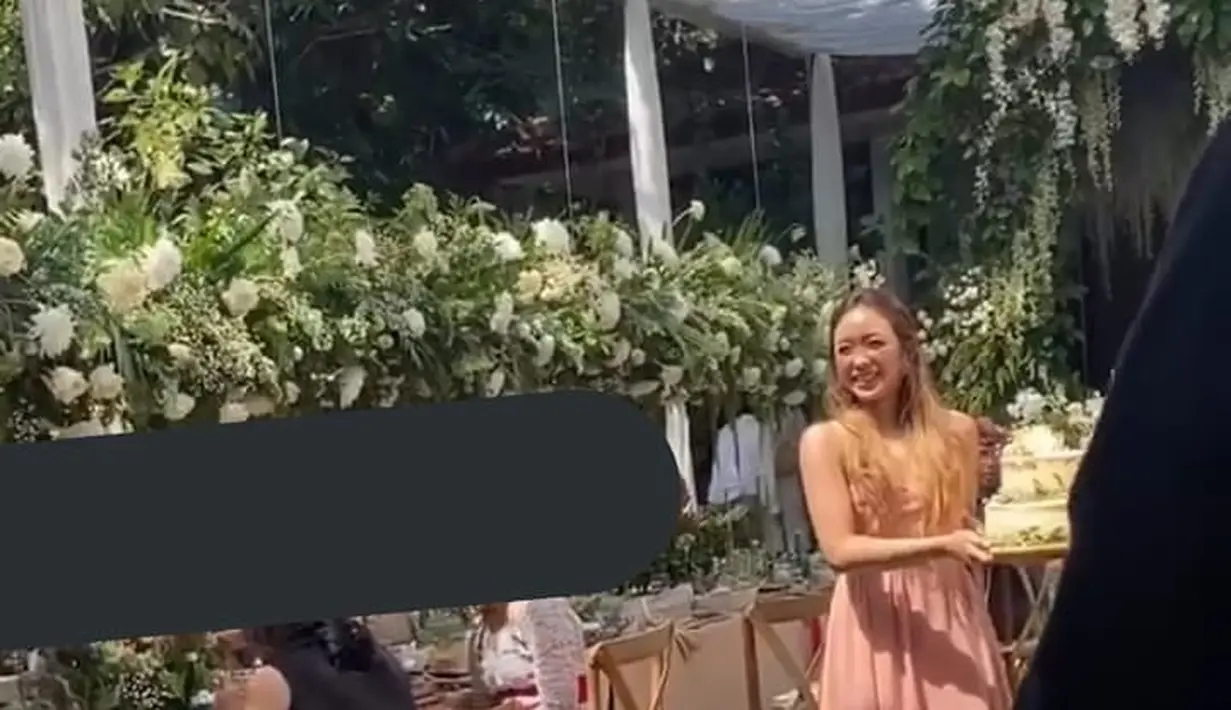 Dita tampak sangat bahagia jadi bagian dari momen penting tersebut. (YouTube/Kirana Karang)