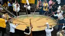 Juru masak dan sukarelawan membuat omelet raksasa dalam World Giant Omelette Festival ke 22 di Malmedy, Belgia, Selasa (15/8). Mereka membuat omelette raksasa berbahan 10.000 telur di atas wajan berdiameter 4 meter. (JOHN THYS/AFP)