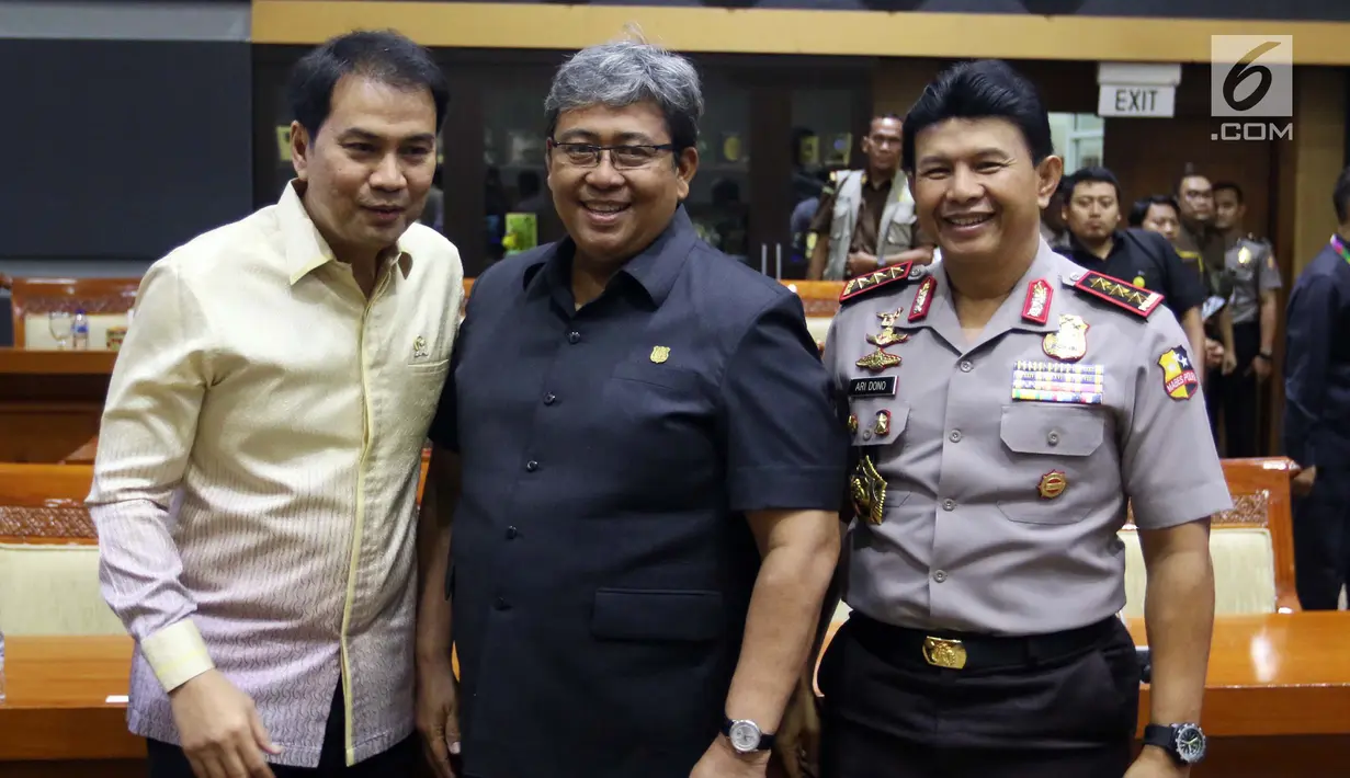 Ketua Komisi III DPR Azis Syamsuddin (kiri) foto bersama Wakapolri Komjen Ari Dono (kanan) dan Wakil Jaksa Agung Arminsyah sebelum rapat kerja di Kompleks Parlemen, Senayan, Jakarta, Senin (17/6/2019). Rapat membahas anggaran untuk Polri dan Kejaksaan Agung pada 2020. (Liputan6.com/JohanTallo)