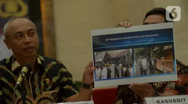 Dirtipidter Bareskrim Polri Brigjen Agung Budijono menunjukkan lembar cetakan barang bukti terkait kasus Tindak Pidana Ketenaganukliran di Jakarta, Jumat (13/3/2020). Satu karyawan Batan berinisial SM ditetapkan sebagai tersangka kasus zat radioaktif di Tangerang Selatan. (merdeka.com/Imam Buhori)