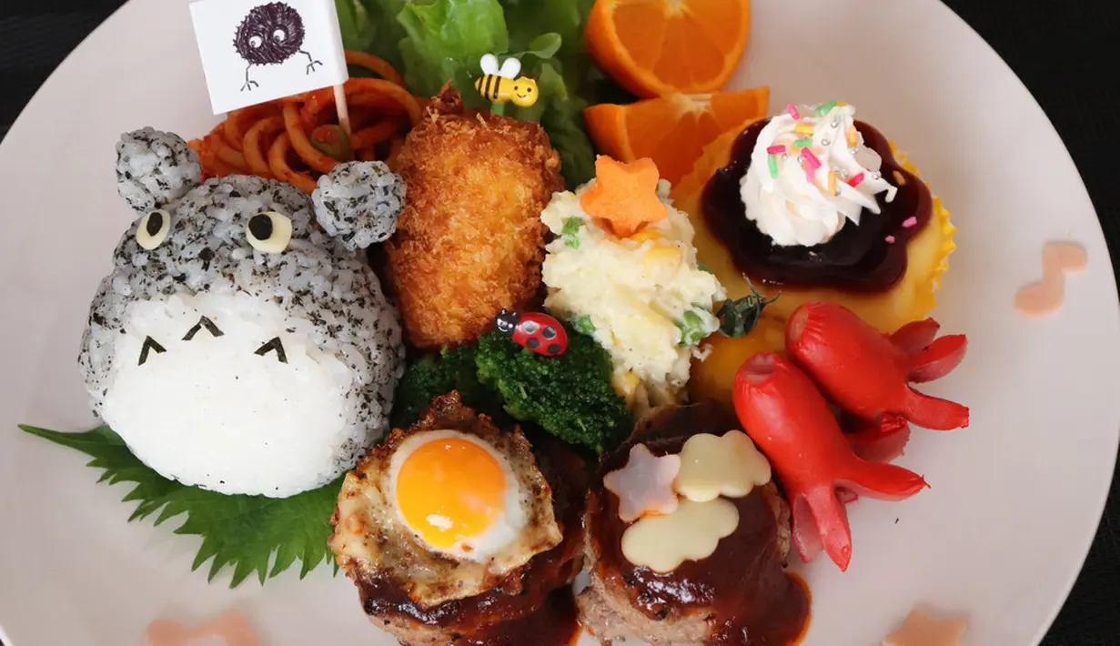 Bento berbentuk Totoro ini pasti akan membuatmu semangat untuk menyantap menu makan siangmu. (shutterstock/LinaJapanphoto63)